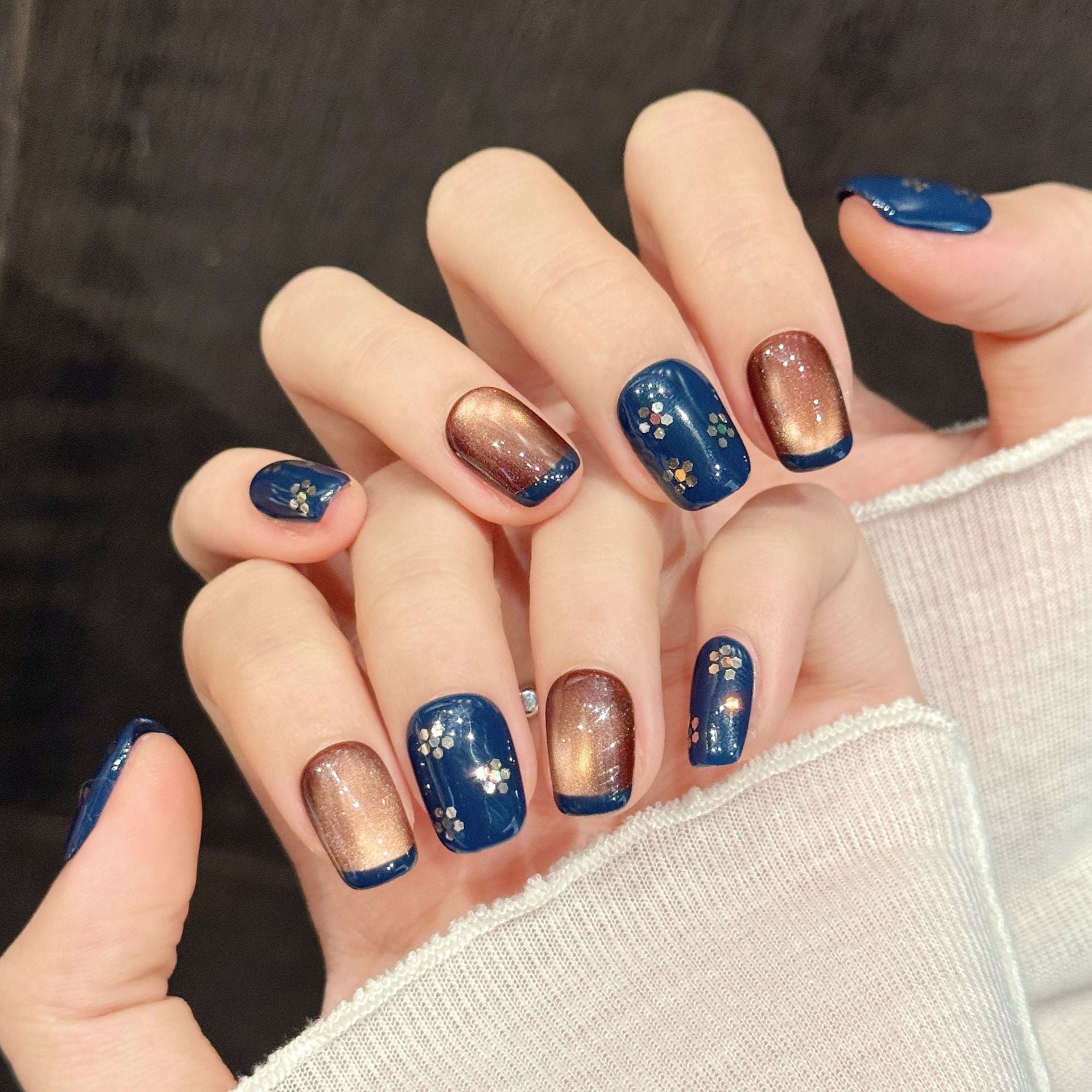 365nails: "Celestial Bloom" – Unhas Curtas Quadradas Feitas à Mão com Pintura Floral e Metálica