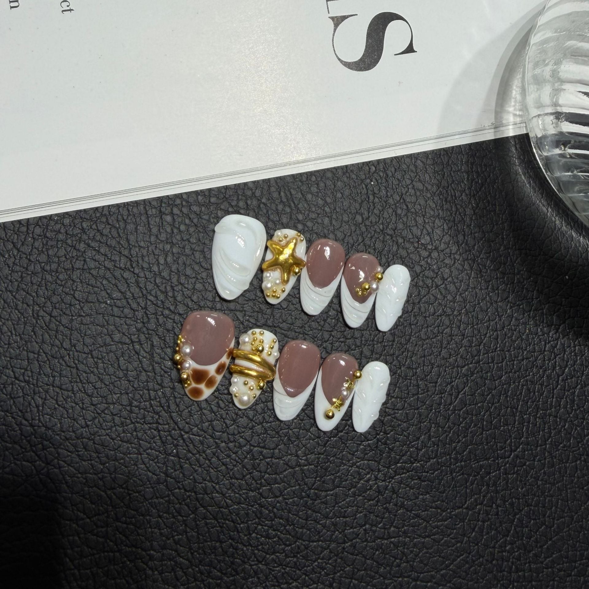 365nails : Moka doré — ongles forme amande, faits main, glaçage 3D