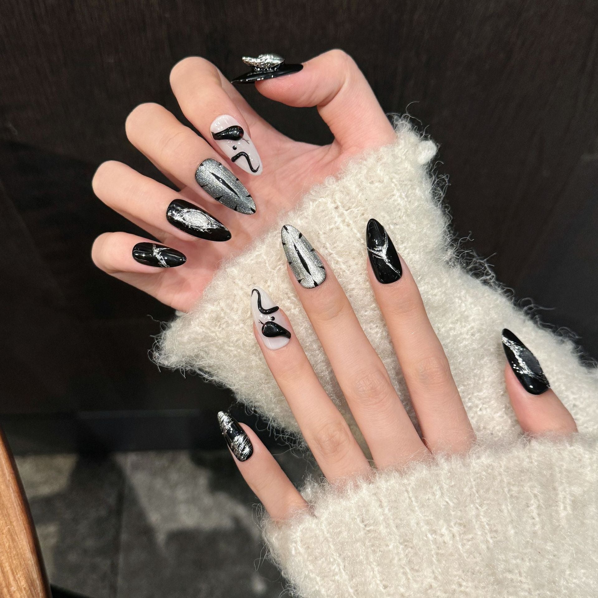 365nails: "Noir Serpent" – 手繪貓眼蛇紋藝術 手工製 杏仁形 穿戴甲