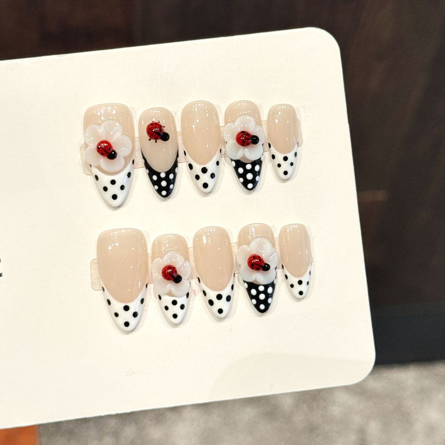 365nails: "Ladybug Bloom" – 3D 플로럴 & 도트 수제 숏 코핀형 프레스온 네일