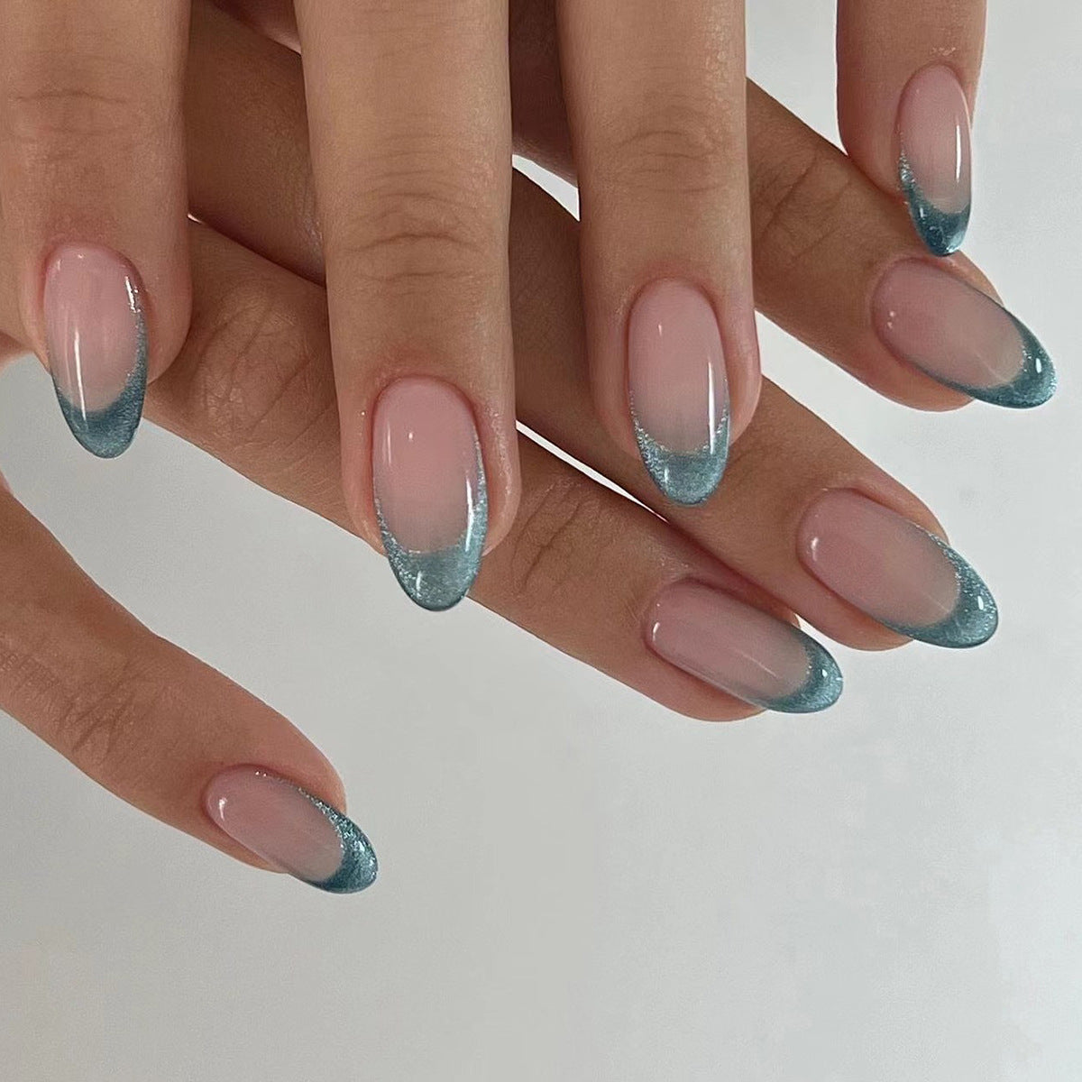 캣아이 프렌치 리치 그린 심플 아몬드형 네일 ｜365nails