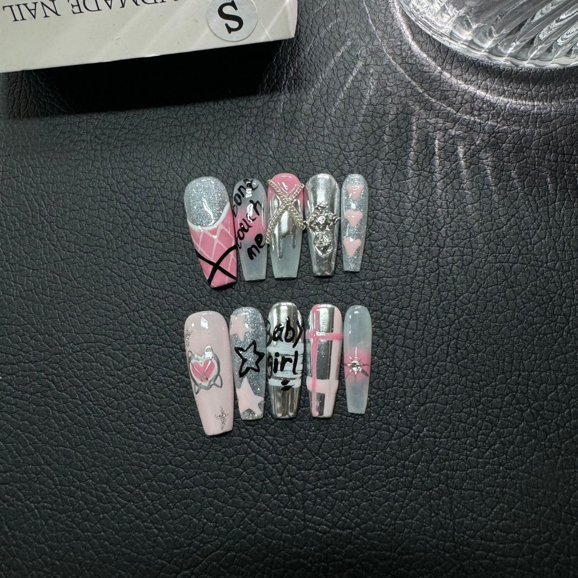 365nails : « Amour rebelle » — ongles press-on fait main, forme coffin, 3D graffiti et cœur