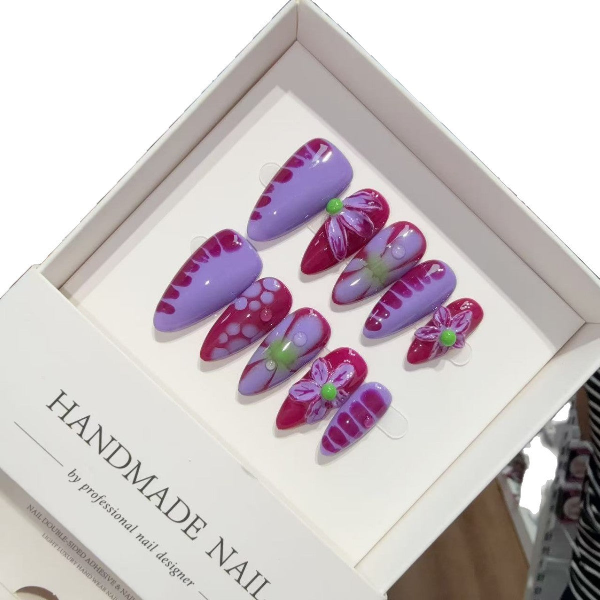 365nails: "라일락 블룸" – 3D 플라워 수제 아몬드형 네일