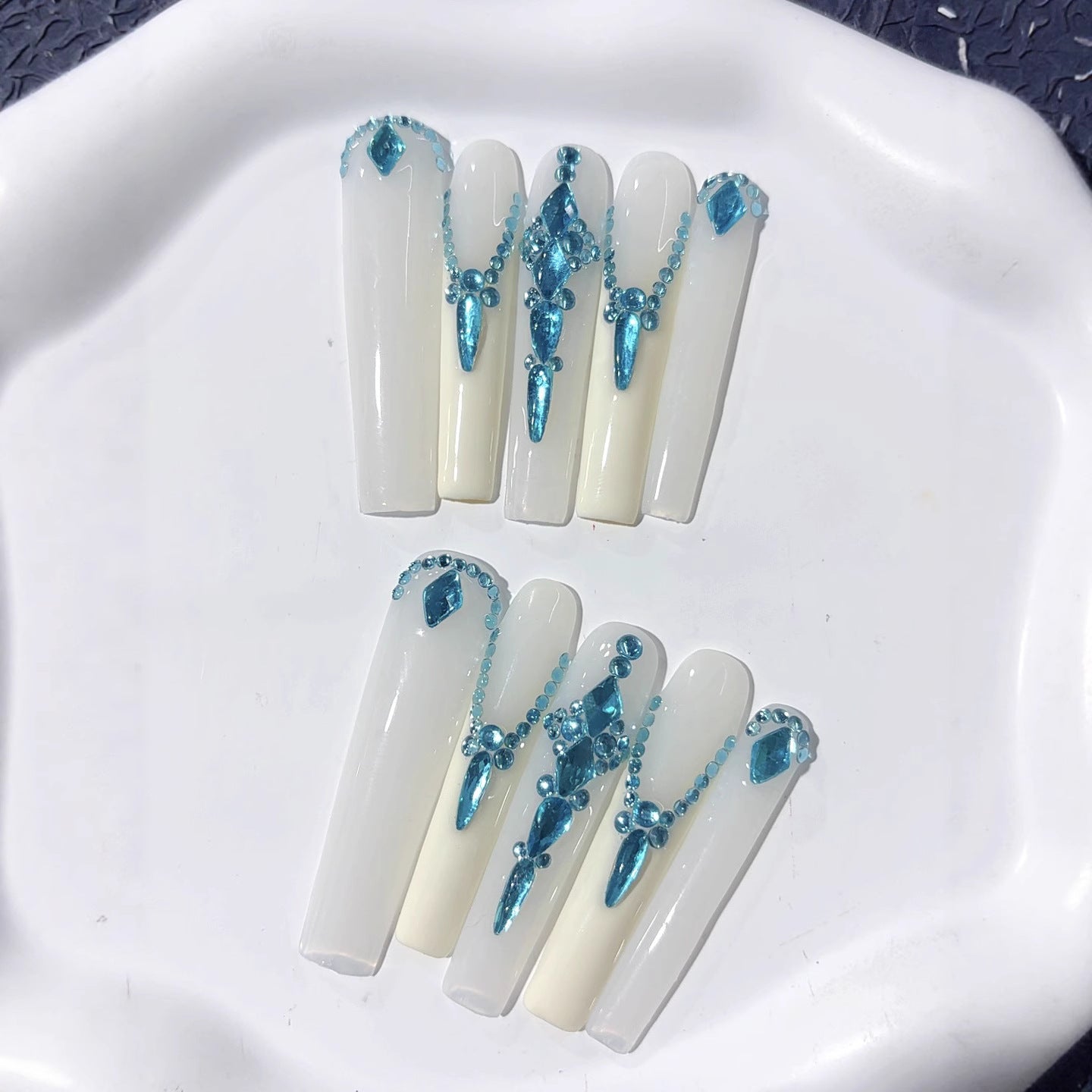 冰藍色水鑽滴落優雅穿戴甲