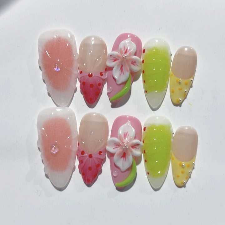 Fruits d'été et fleurs : "Lueur fraise et sakura" – Ongles press-on forme amande faits main