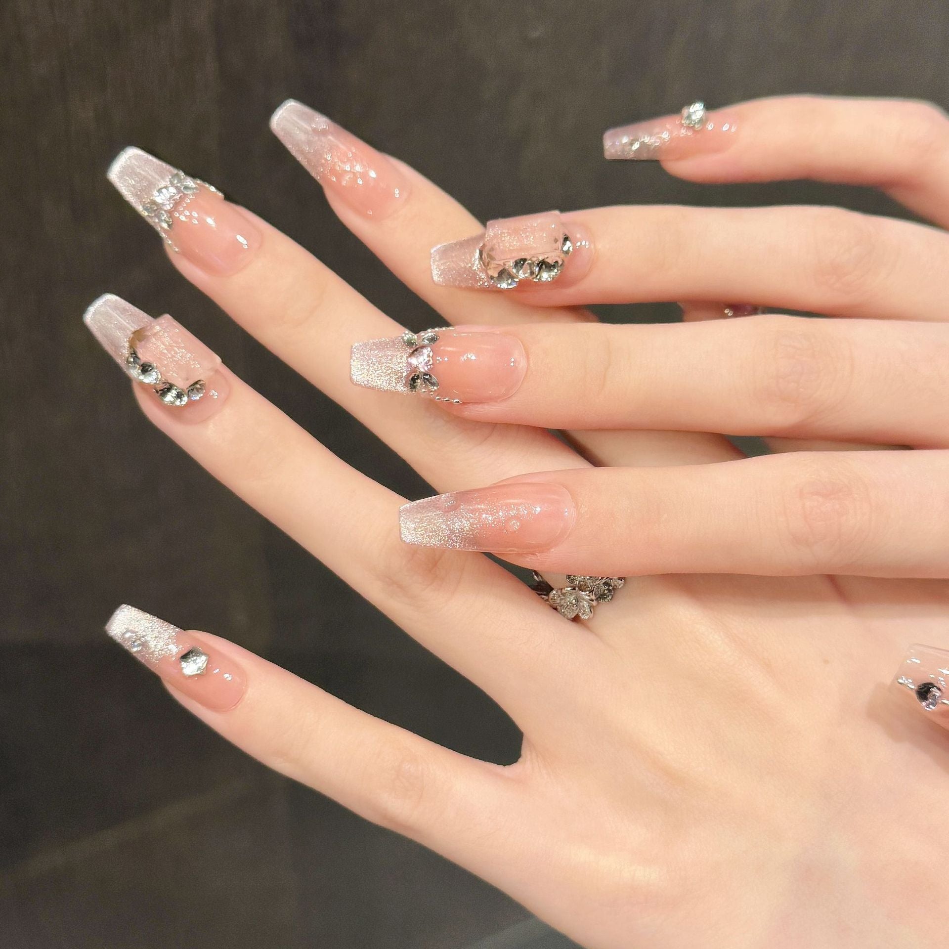 365nails: "Blushing Diamond" – 무지갯빛 하트 & 라인스톤 수제 미디엄 코핀형 네일