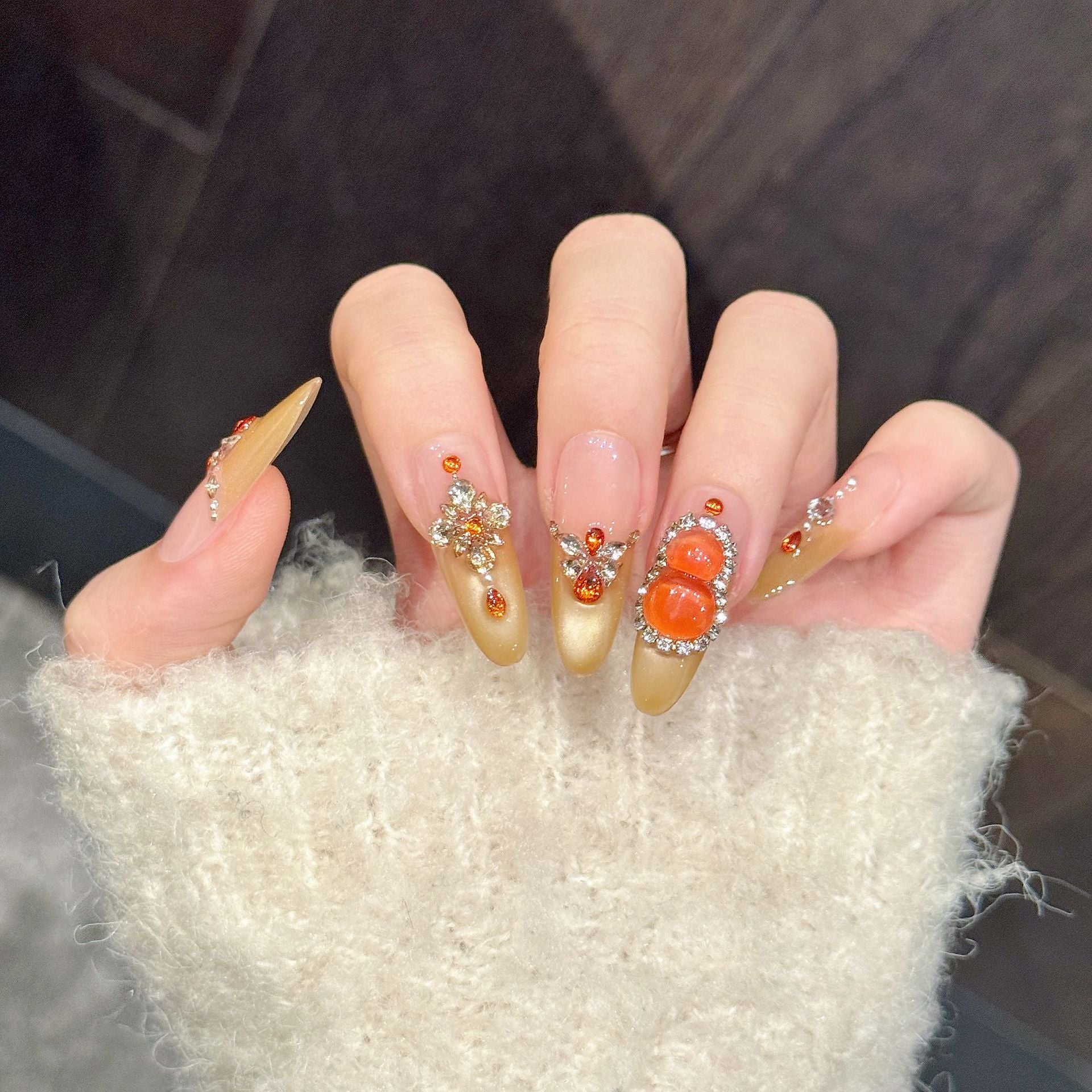 365nails: "Citrino Dourado" – Unhas Amêndoas Artesanais com Pedras Preciosas 3D e Strass