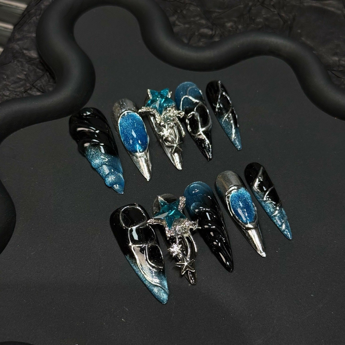 365nails：「賽博女神」— 3D金屬手工製超長款尖形穿戴甲