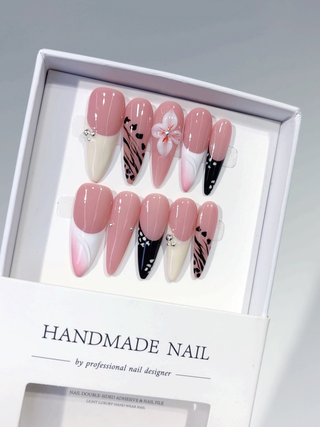 Léopard Blush : "Rose Floraison" – Ongles press-on fait main forme amande mi-long