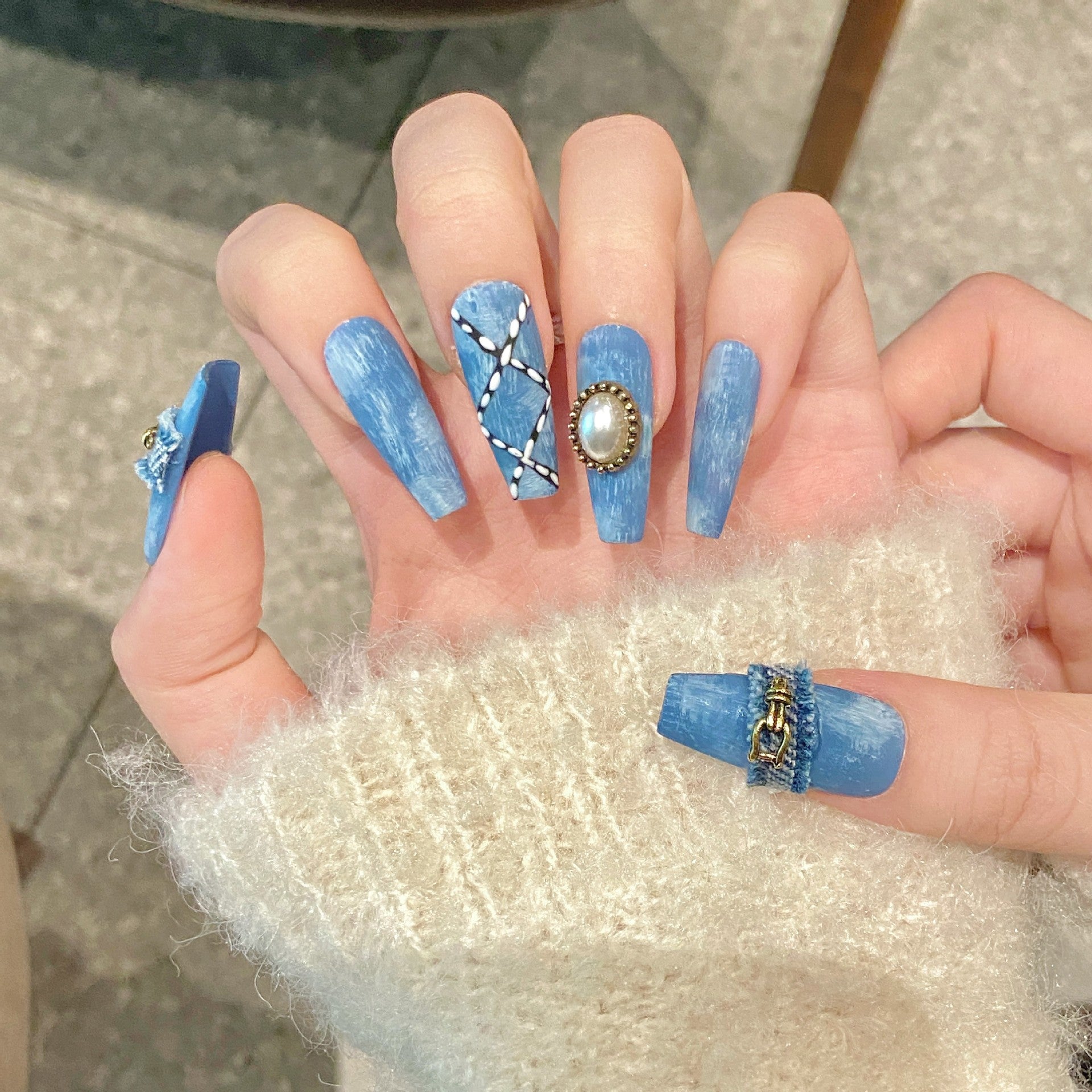 Unhas decoradas em estilo jeans com cruz, com borda de rebarba, design feito à mão, corte oblíquo, pintadas à mão | 365nails