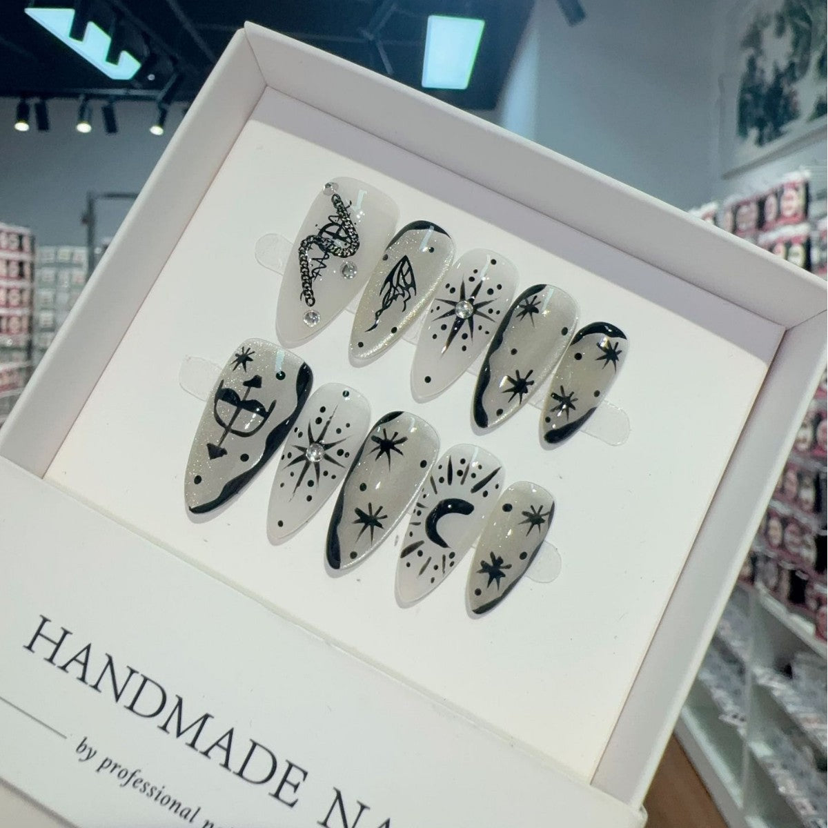 365nails: "Midnight Spell" – 3D 고딕 수제 아몬드형 네일