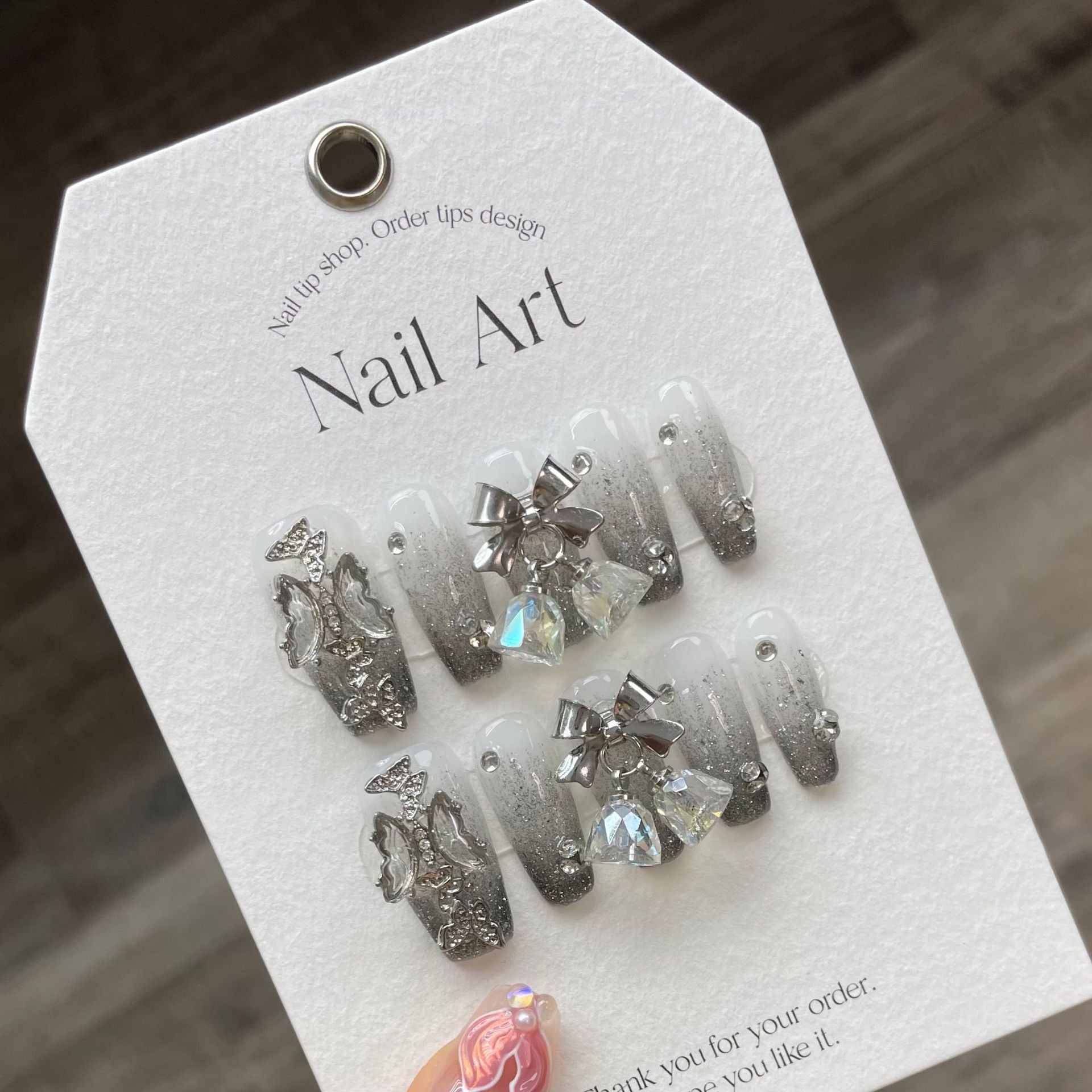 Nueva manicura premium con efecto copo de nieve degradado, terciopelo gris, mariposa, diamante roto, manicura larga hecha a mano | 365nails