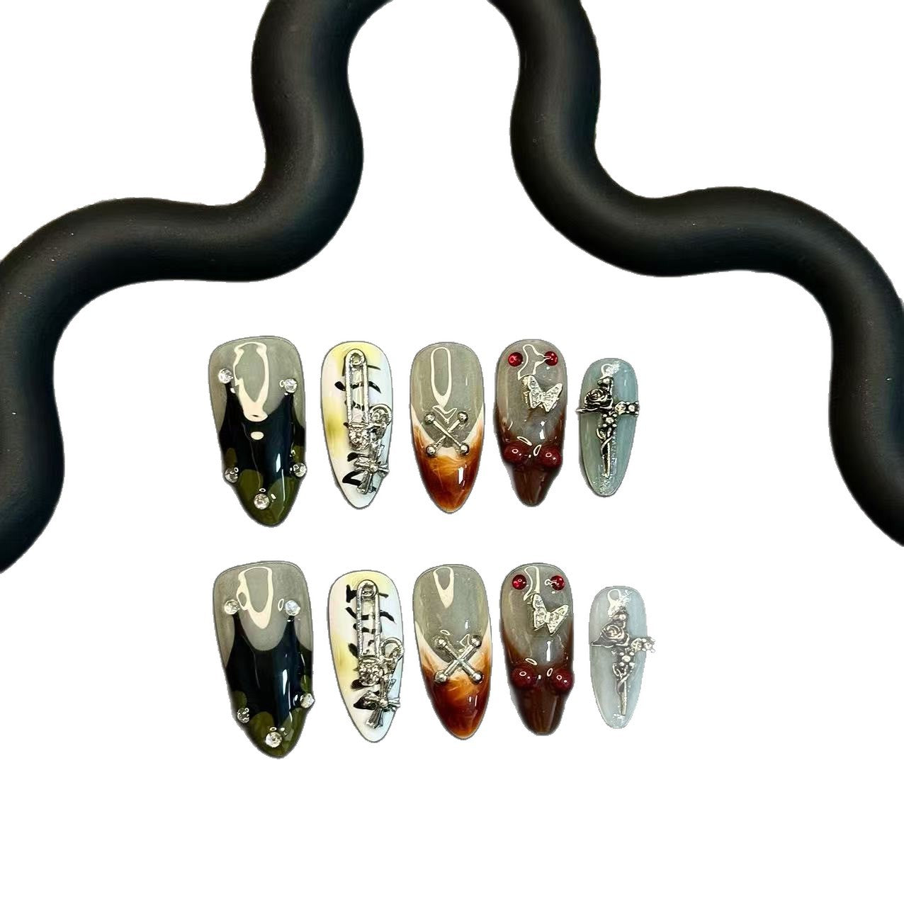 365nails: "어두운 매혹" – 3D 고딕 참 수제 스틸레토형 네일