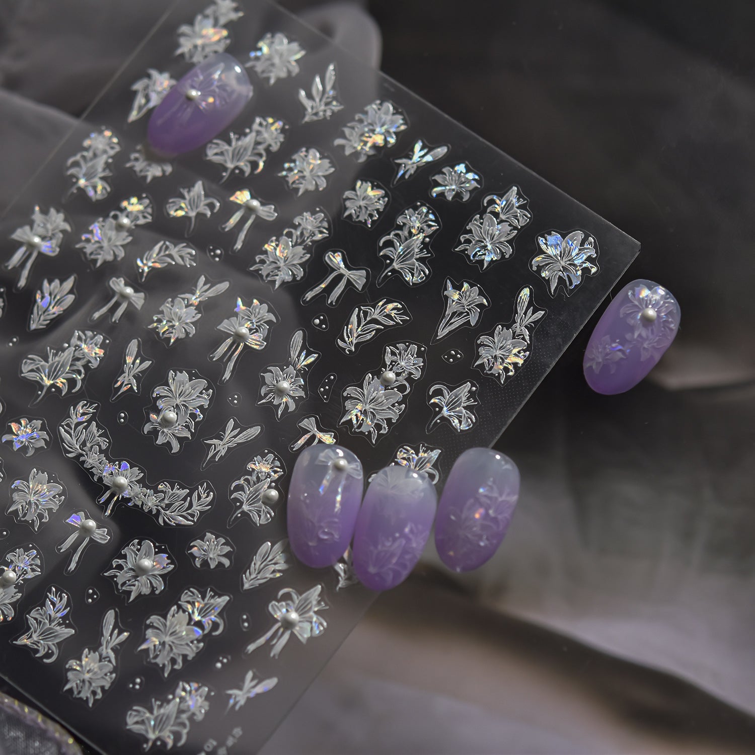 全息花卉與珍珠：「空靈白花」 – 5D 浮雕甲貼