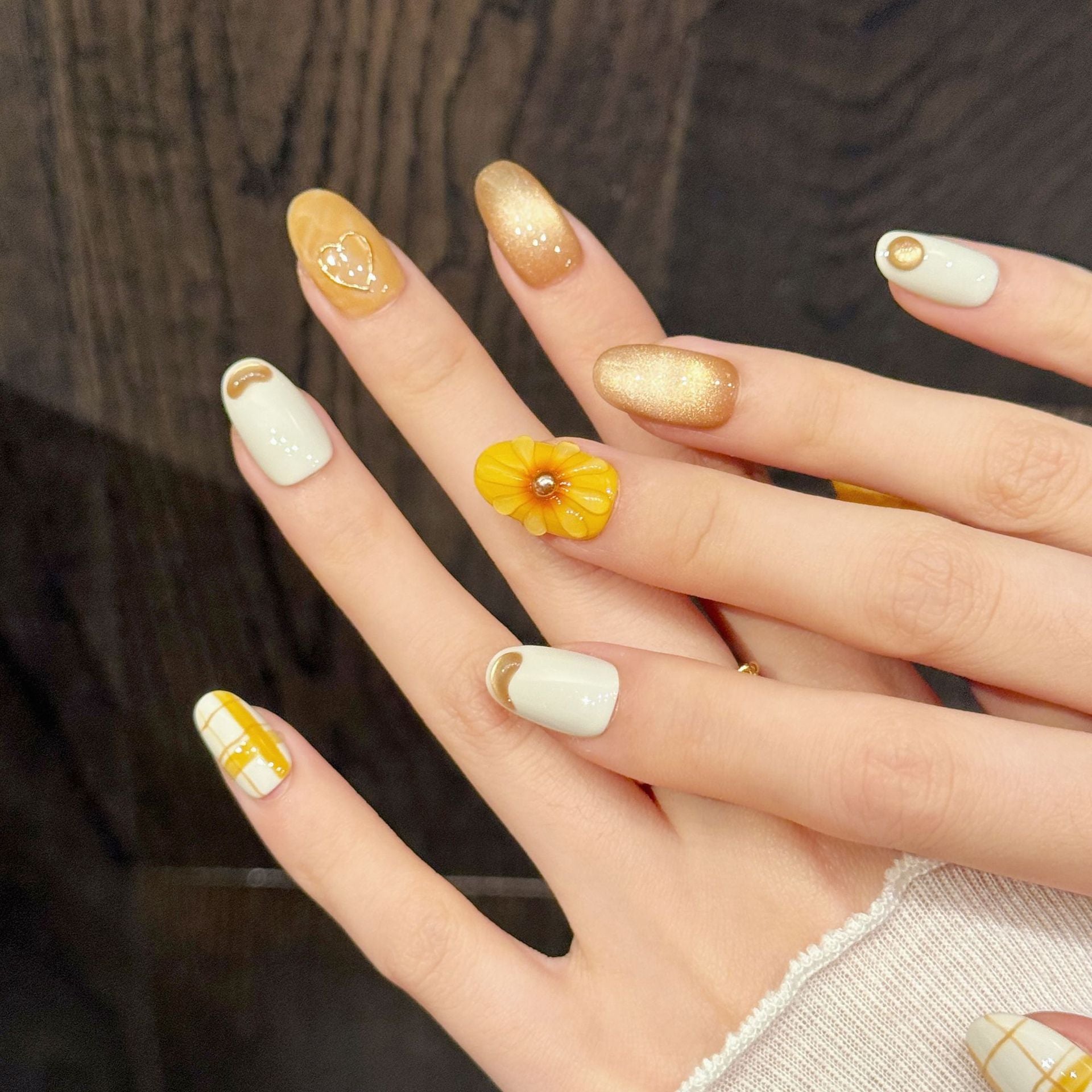 Ongles press-on mignons jaunes à carreaux et fleurs