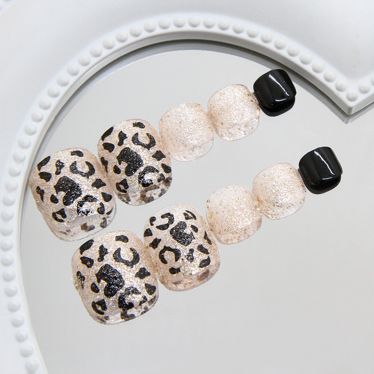 Exquisito estampado de leopardo champán, fino flash de moda, uñas de los pies blancas versátiles extraíbles, 24 piezas ｜365nails