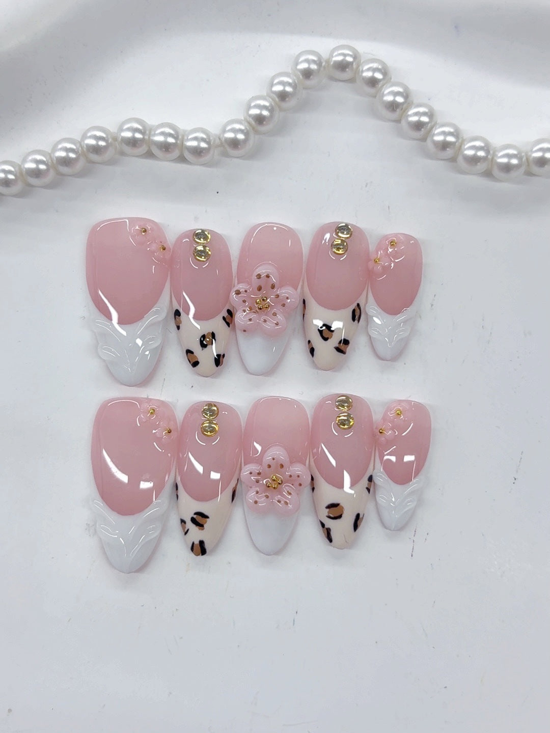 Dálmata Fofo: "Blush Spot" – Unhas Postiças Amendoada