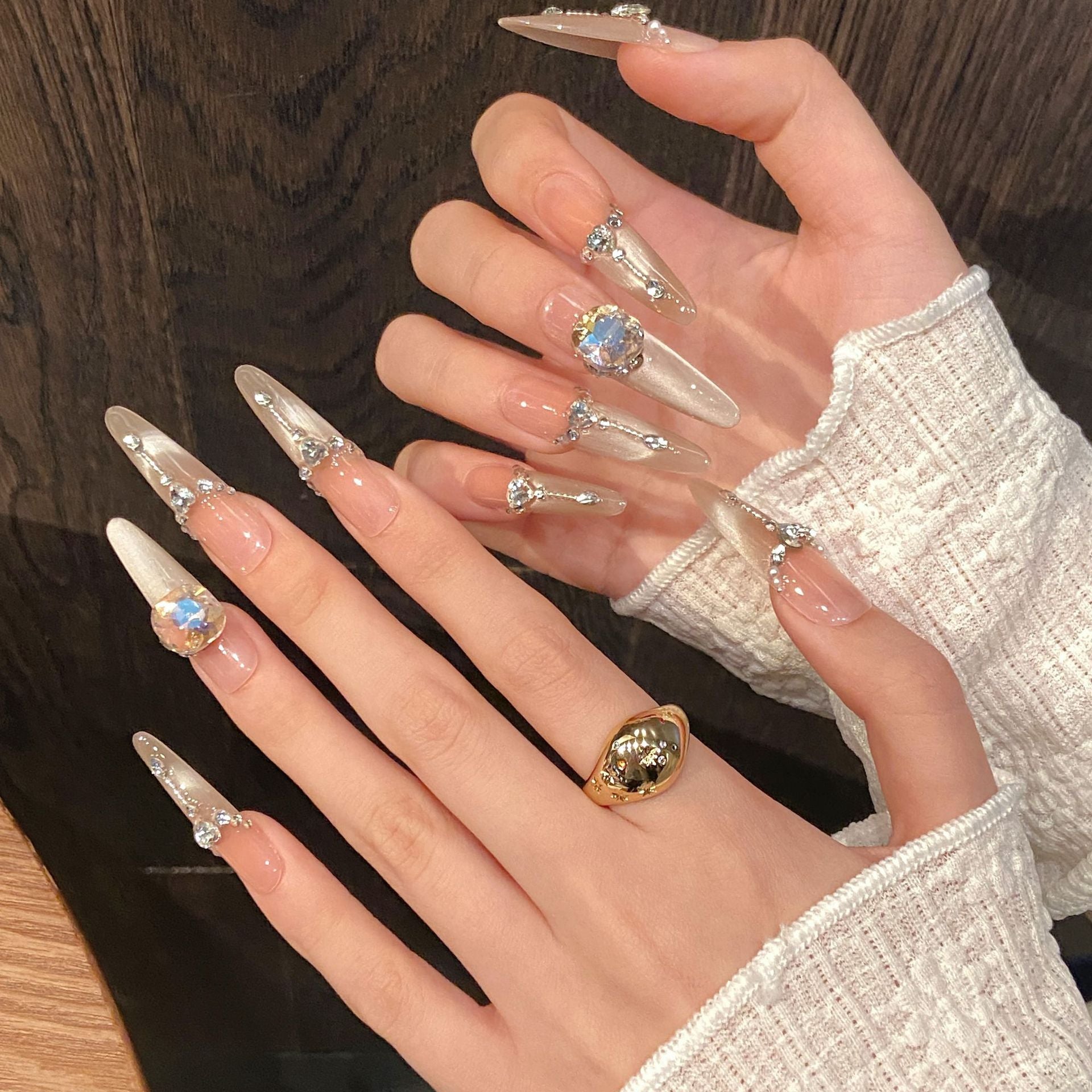 365nails: "Lágrimas Celestiales" – Uñas Almendradas Largas Hechas a Mano con Cristales Iridiscentes y Dije de Corazón