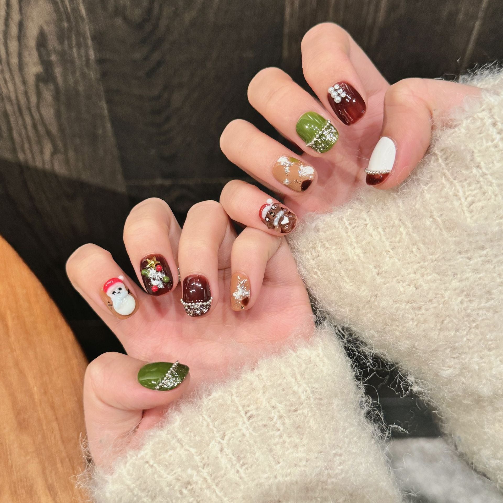 聖誕小熊與雪人穿戴甲 — 綠色與棕色溫馨短款