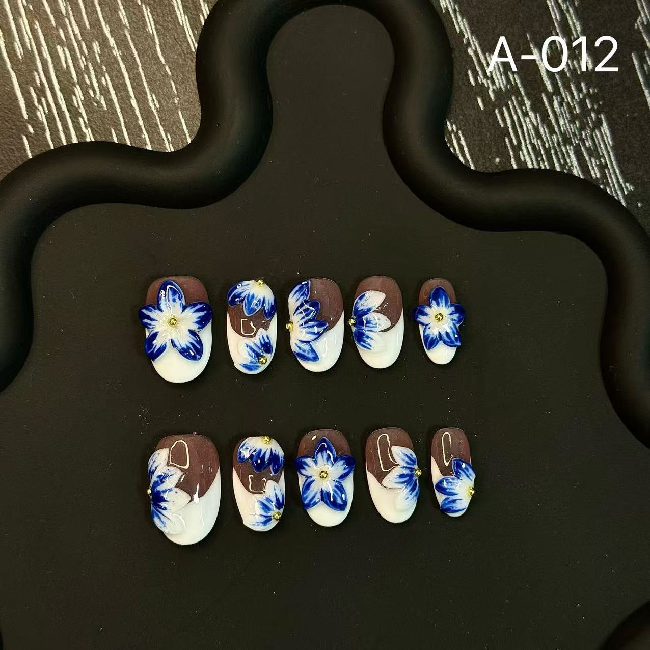 365nails: 「藍百合綻放」—手繪花卉 手工製 杏仁形 穿戴甲