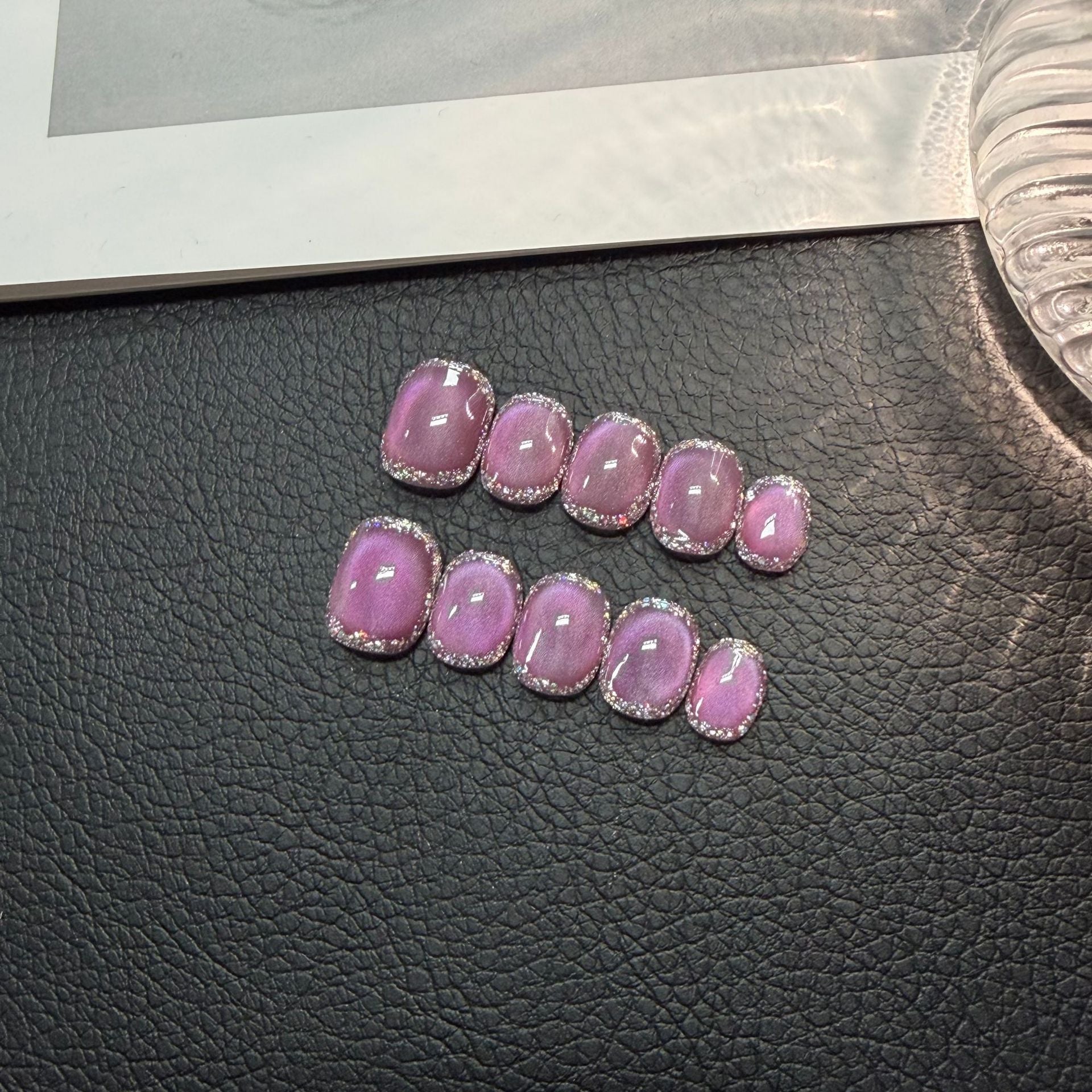 365nails : Éclat améthyste — ongles forme carrée fait main, effet œil-de-chat et strass