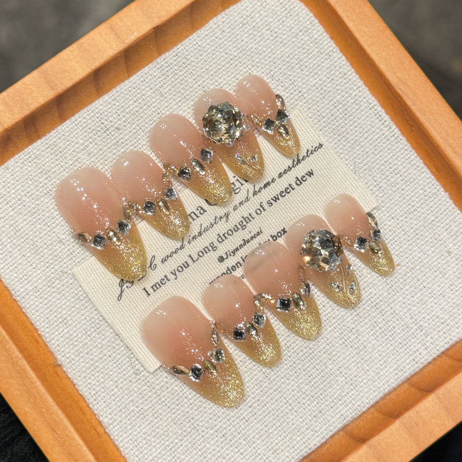 365nails: "금빛 속삭임" – 샴페인 글리터 & 보석 수제 아몬드형 네일