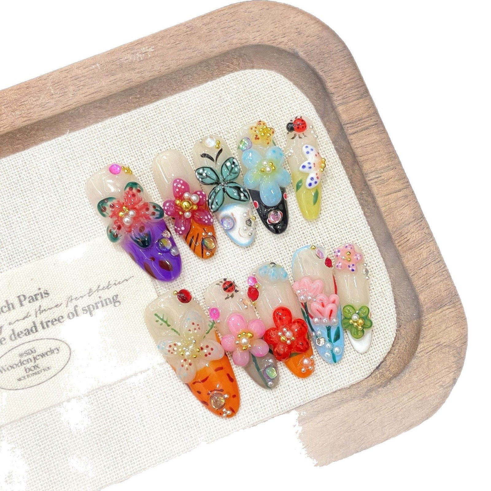 Uñas francesas con flores e insectos tridimensionales de Elfo de la Isla de Verano | 365nails