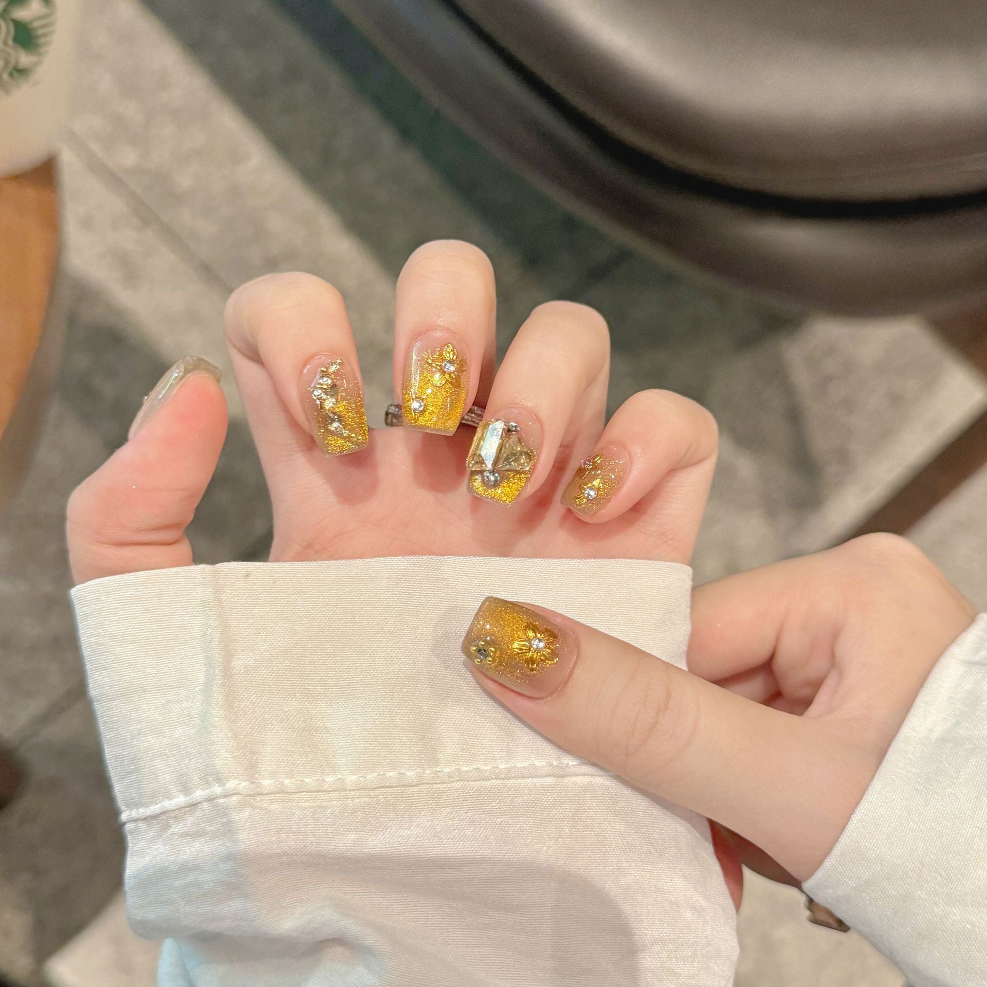 365nails: "Golden Elegance" – 3D 플로럴 캣아이 수제 아몬드형 네일