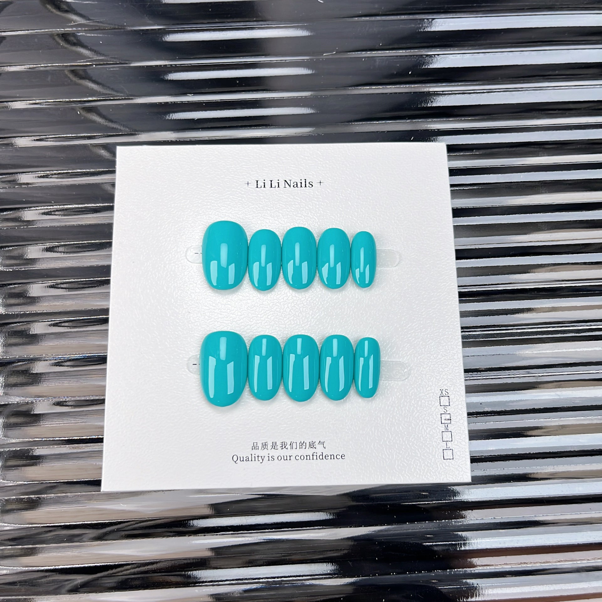 Essentiels unis | court, forme ronde | ongles press-on faits main