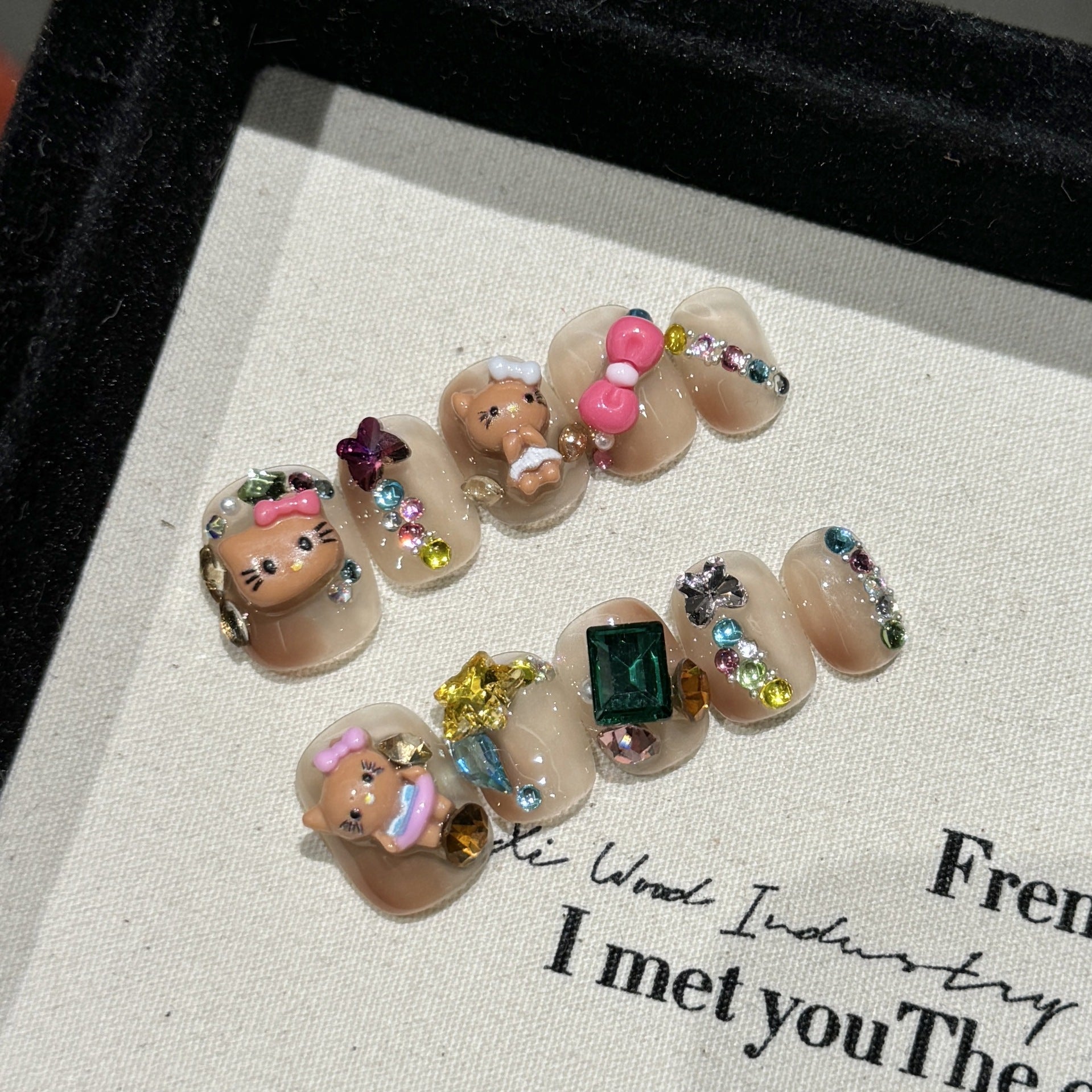 365nails: "키티 놀이터" – 3D 카툰 캐릭터 & 크리스탈 스퀘어형 네일