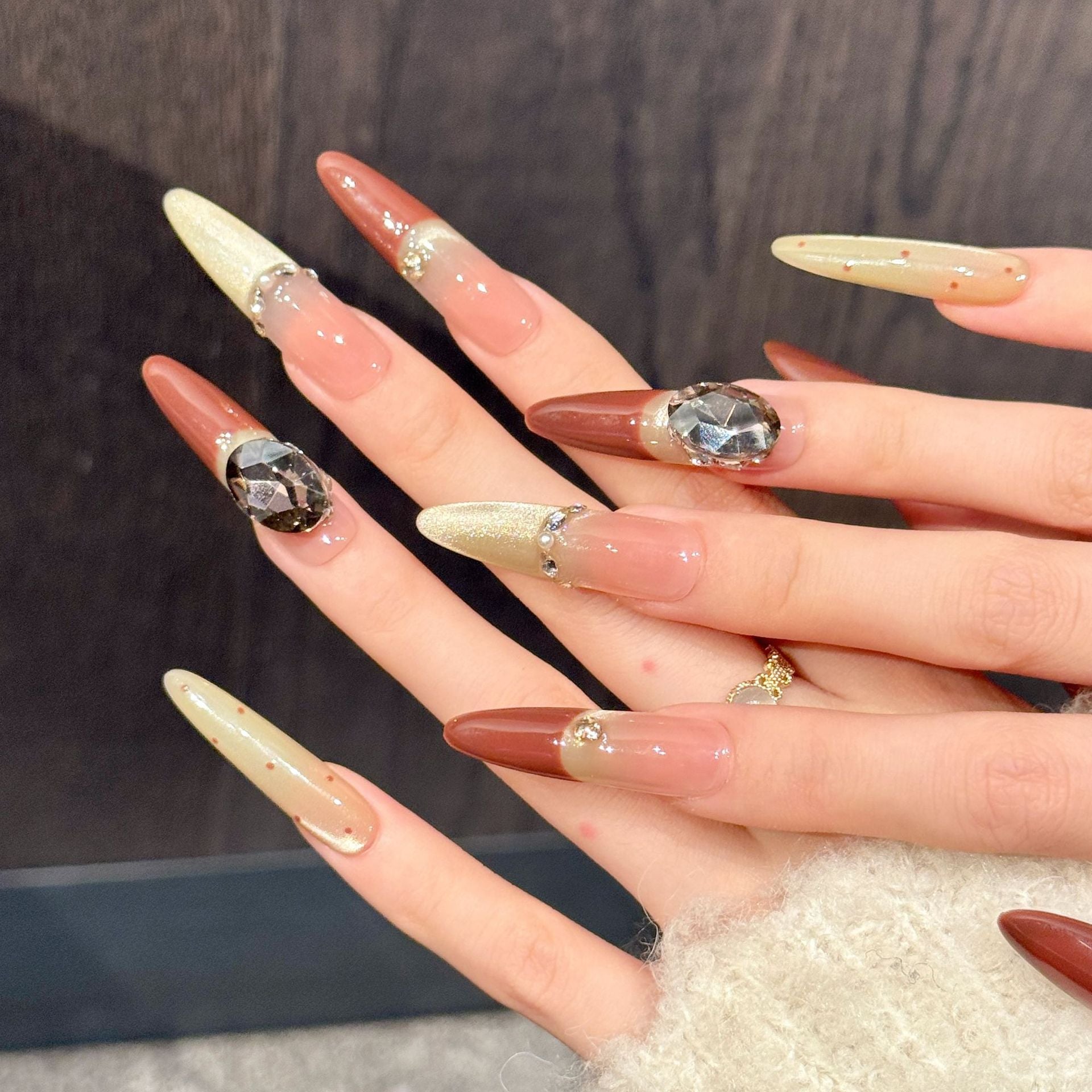 365nails: "Amber Noir" – Uñas Stiletto 3D Hechas a Mano con Gema y Punta Francesa