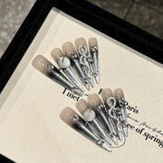 365nails : "Chrome Serpent" — ongles forme stiletto fait main avec sculpture serpent 3D et paillettes argentées