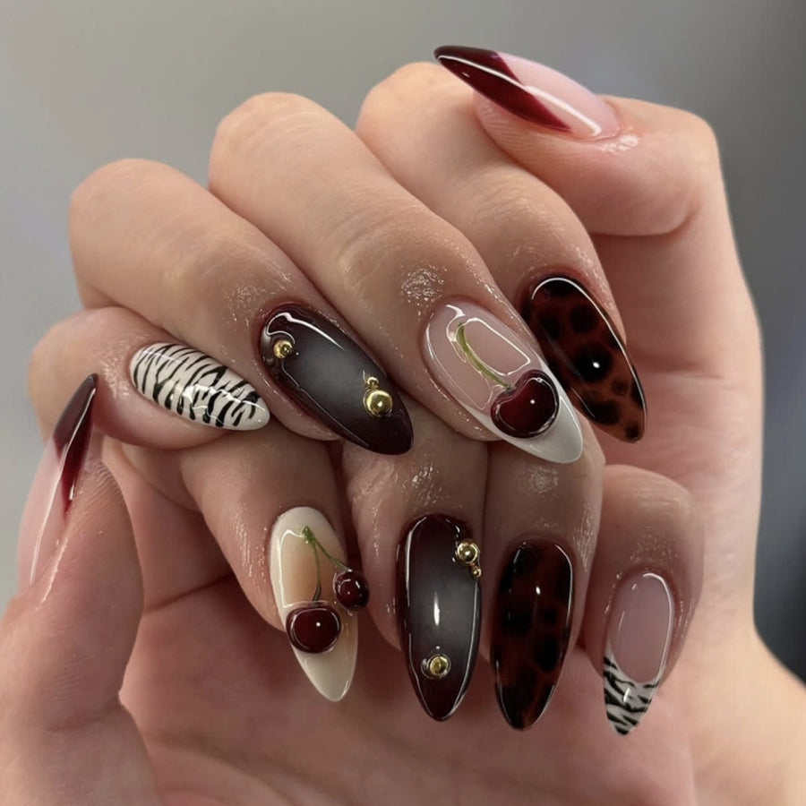 Ongles press-on imprimé zèbre noir et blanc avec accents cerises 3D — embouts manucure French rouge