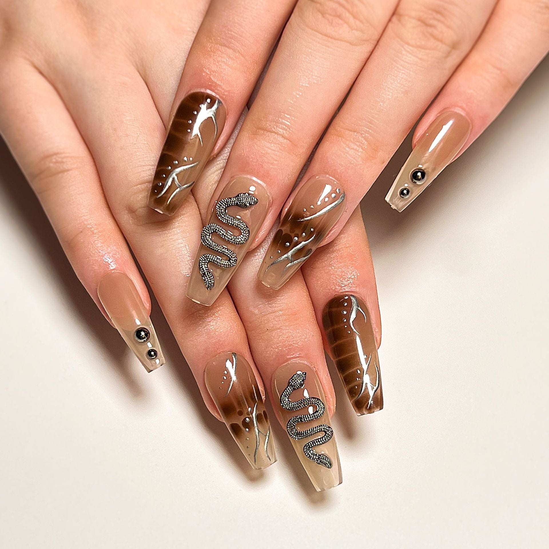 Uñas Maillard blancas con diseño de serpiente, de ballet, de longitud media y larga, de metal pesado, venta al por mayor de fábrica | 365nails