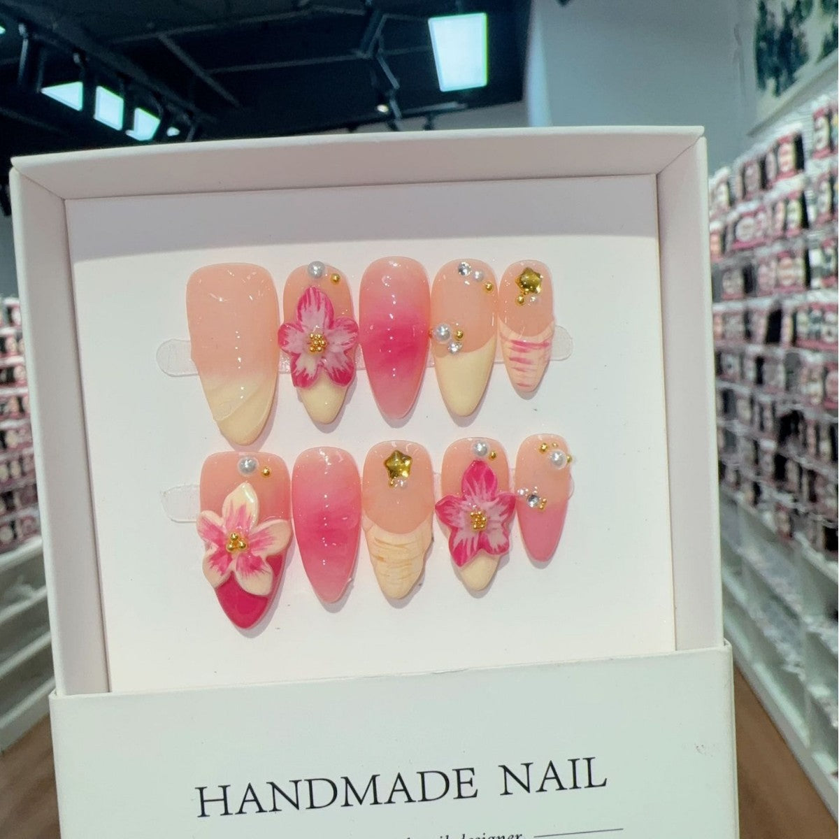 365nails: "피어나는 복숭아" – 3D 플로럴 수제 아몬드형 네일