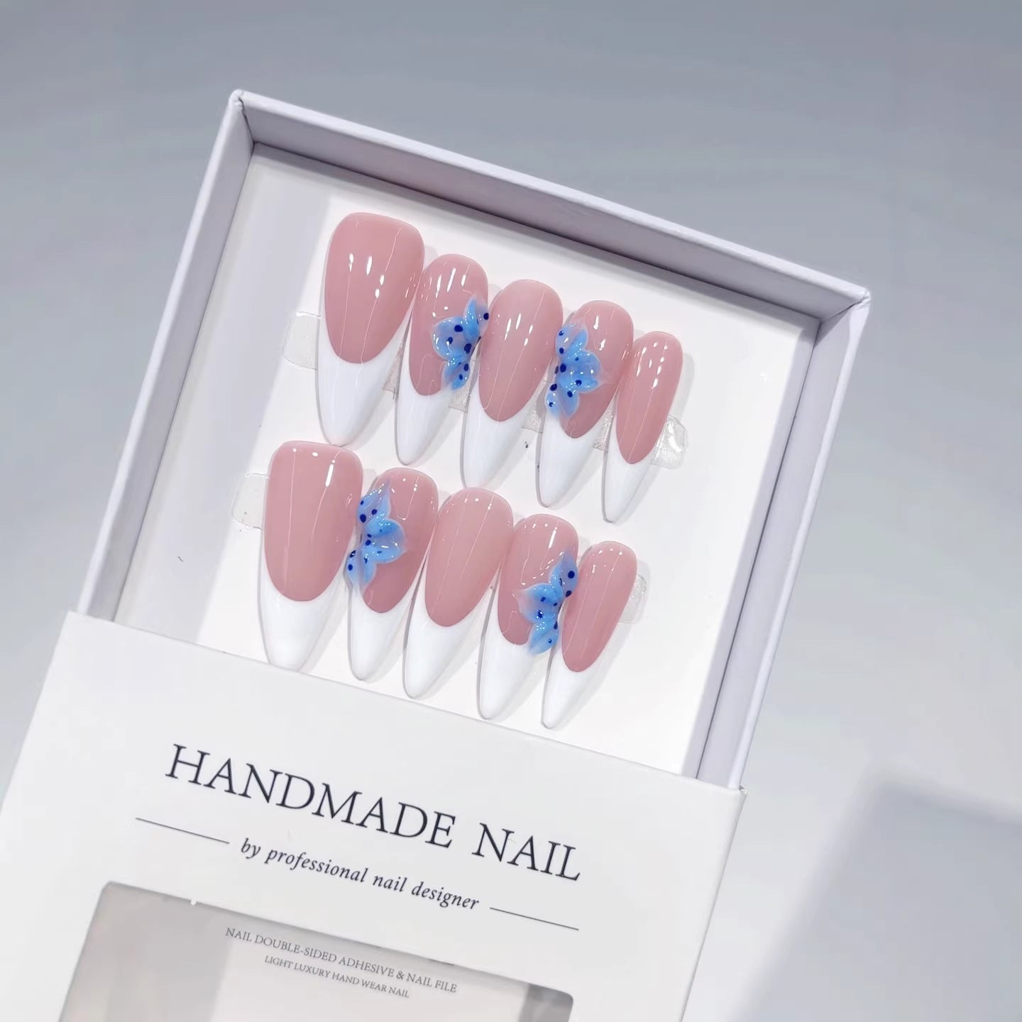 Blue Petal : « Fleur french bleu blanc nude » – Ongles press-on fait main forme amande longue