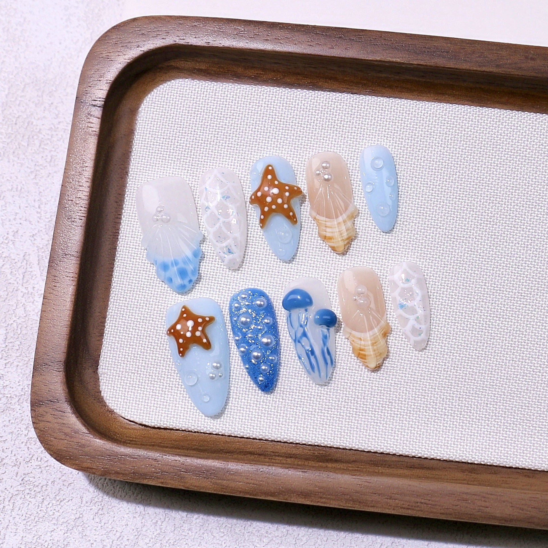365nails：「深海水母」– 中長款杏仁形藍色海洋手工製穿戴甲