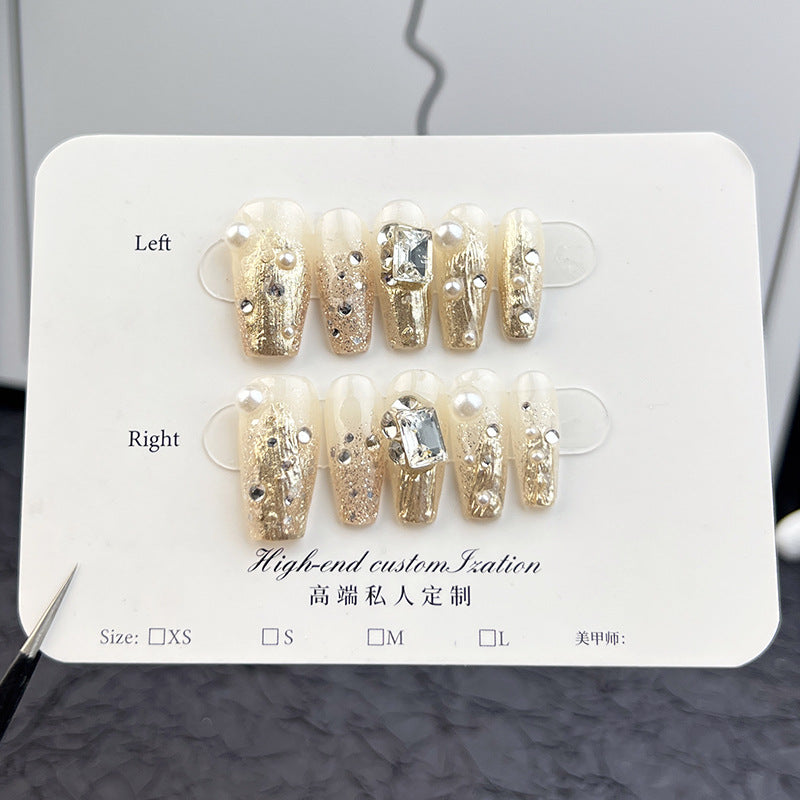 奢華穿戴甲，金色質感與水晶裝飾
