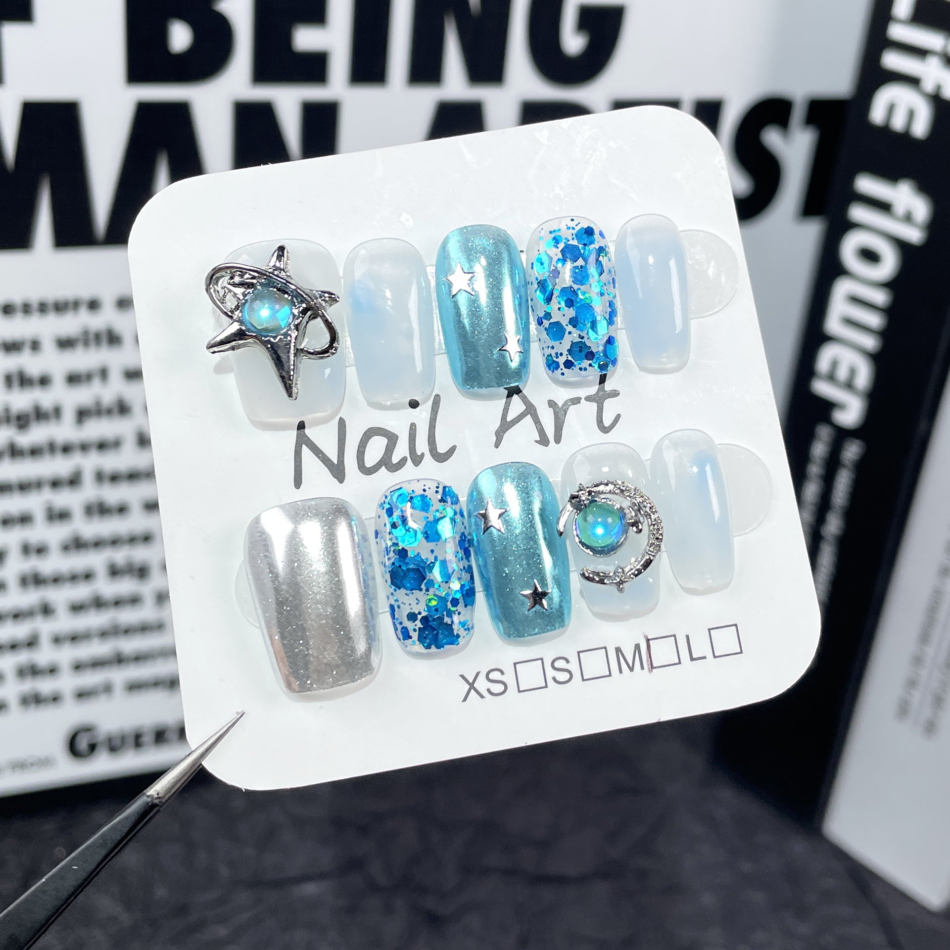 Unhas Azul Gelo com Brilho Furta-cor e Detalhes de Estrelas