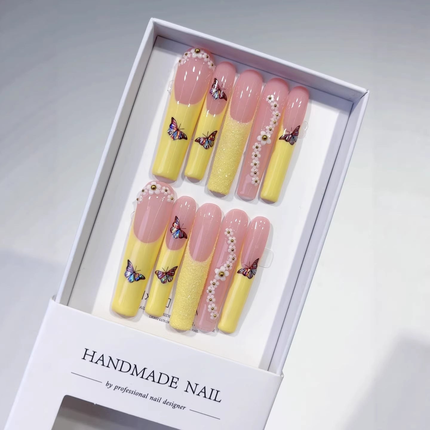 365nails: "Fleur Marguerite Papillon" – Ongles press-on extra longs forme carrée, french rose-jaune, faits main