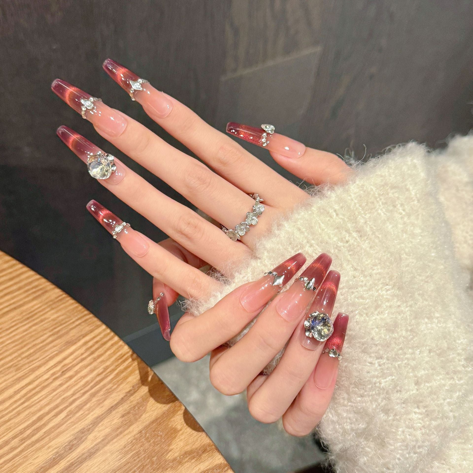 365nails: "絨感迷戀" – 手工製貓眼漸層與寶石點綴 棺材形甲片