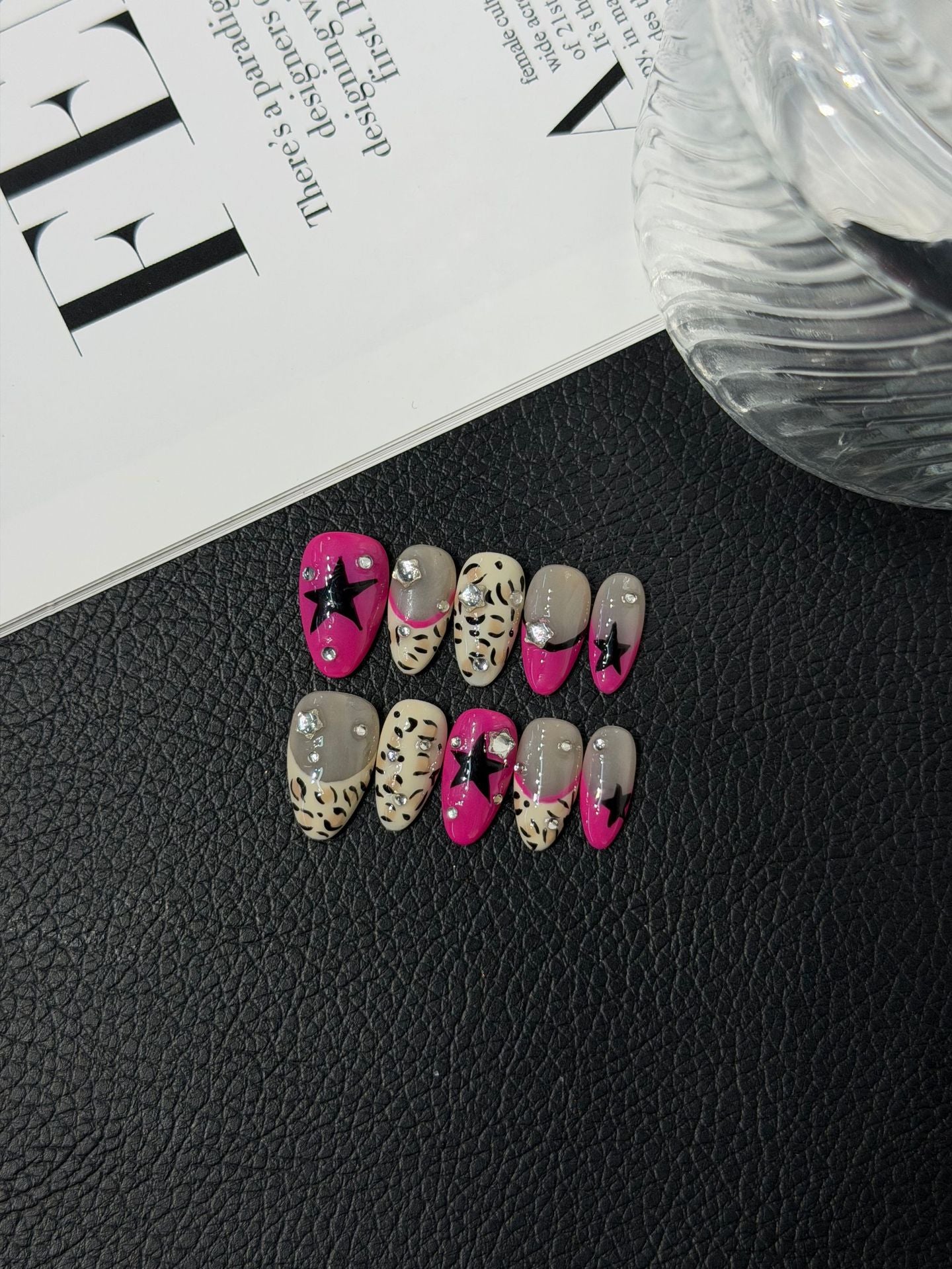 365nails : « Léopard rose » — ongles press-on forme amande faits main, imprimé léopard et strass