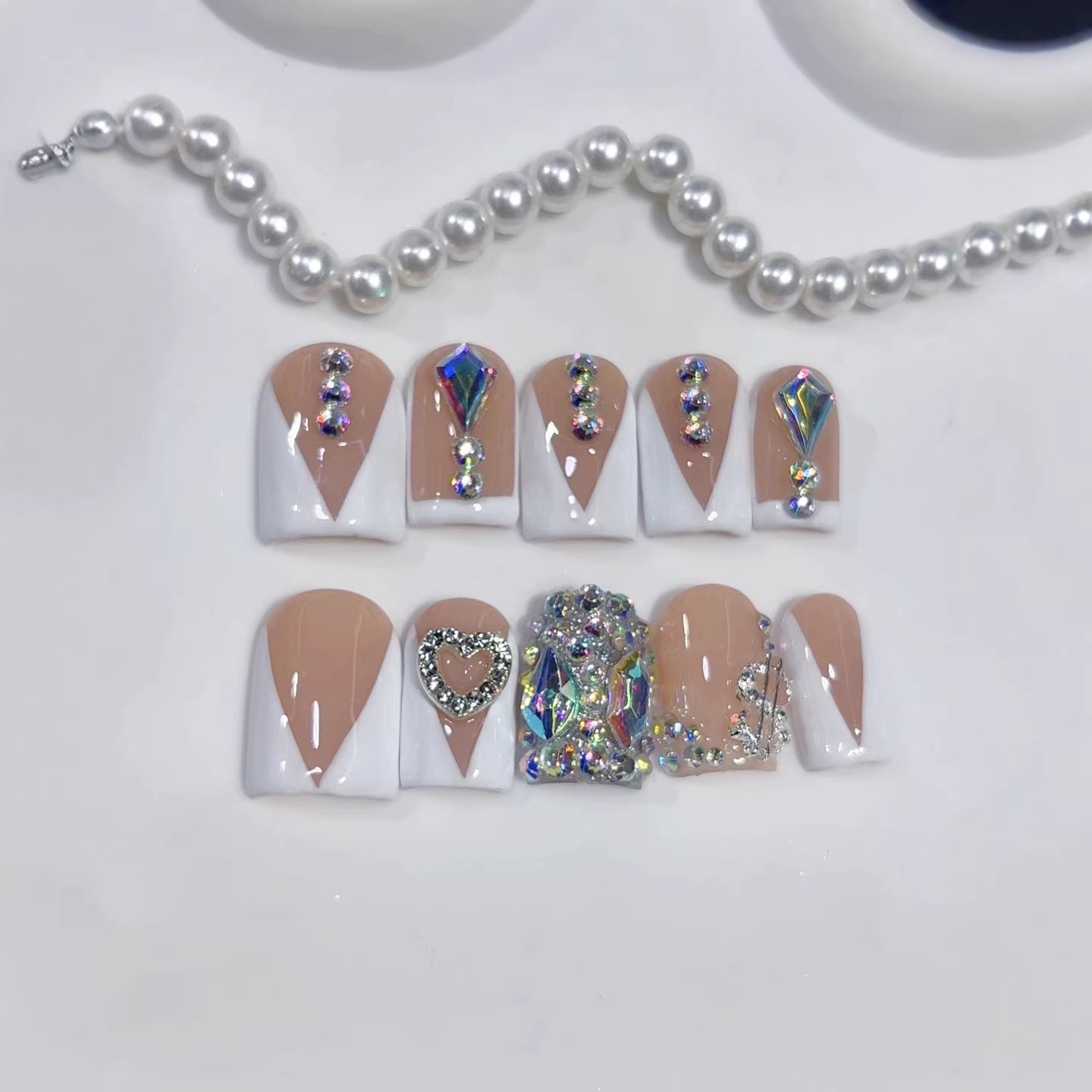 365nails: "Diamond V-Luxe" – Unhas Postiças Curtas Quadradas Nude V-French com Strass Feitas à Mão