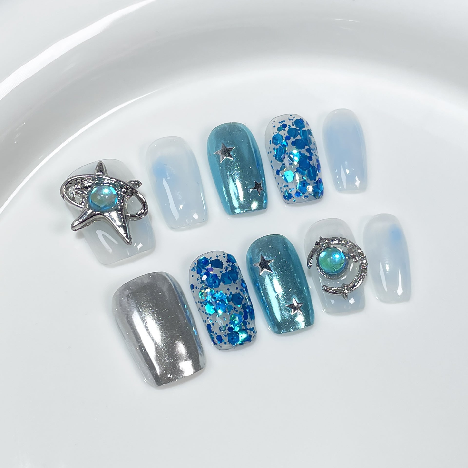 Unhas Azul Gelo com Brilho Furta-cor e Detalhes de Estrelas