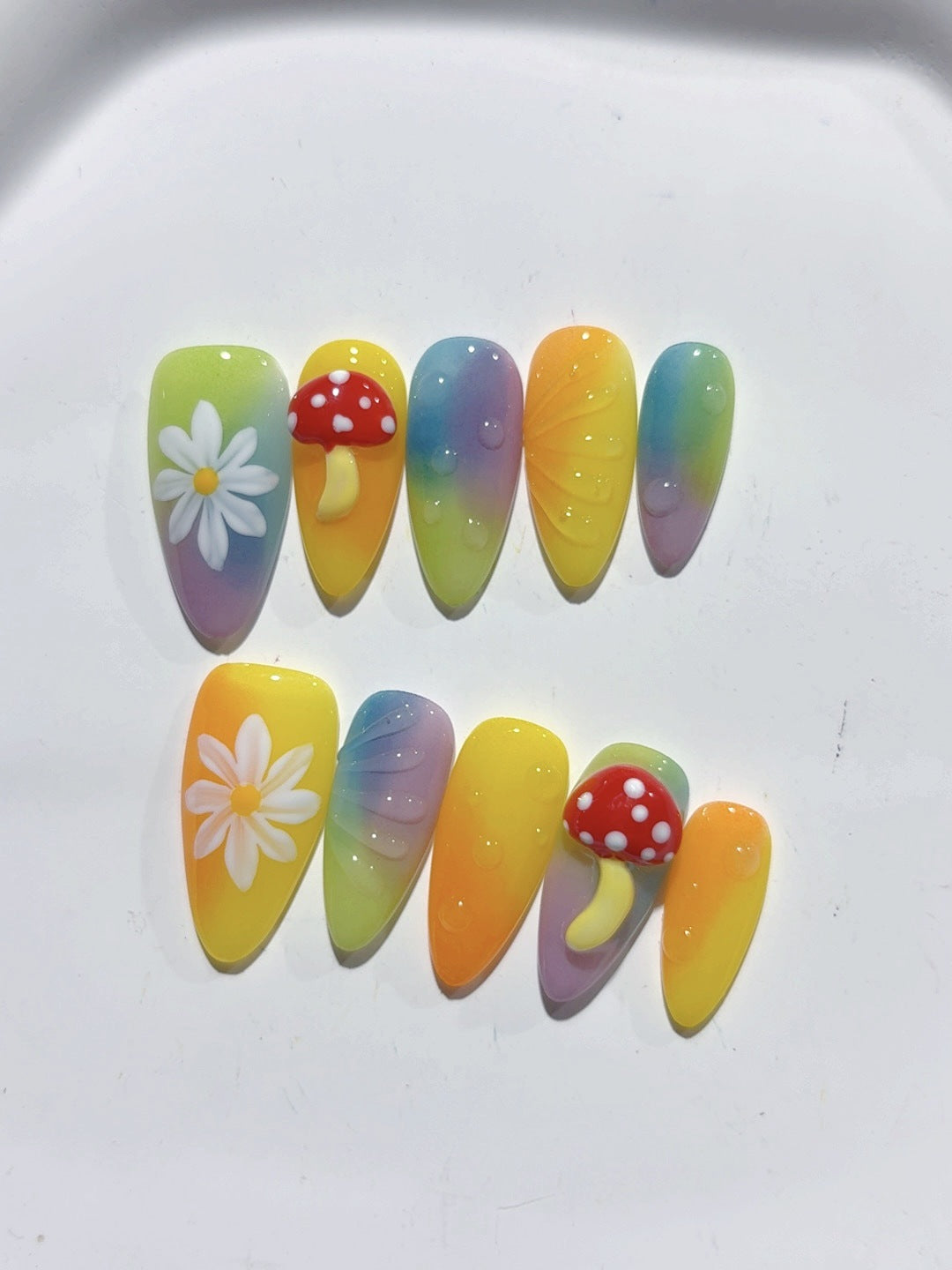 365nails—魅惑草原：「彩虹雛菊蘑菇」— 杏仁形手工製3D雕刻穿戴甲