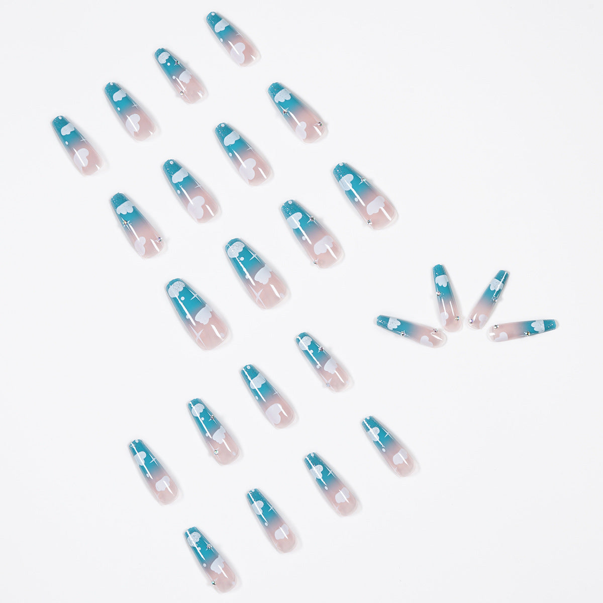 Nuvens azuis celestes mudam gradualmente com strass usando nail art finalizada removível ｜365nails