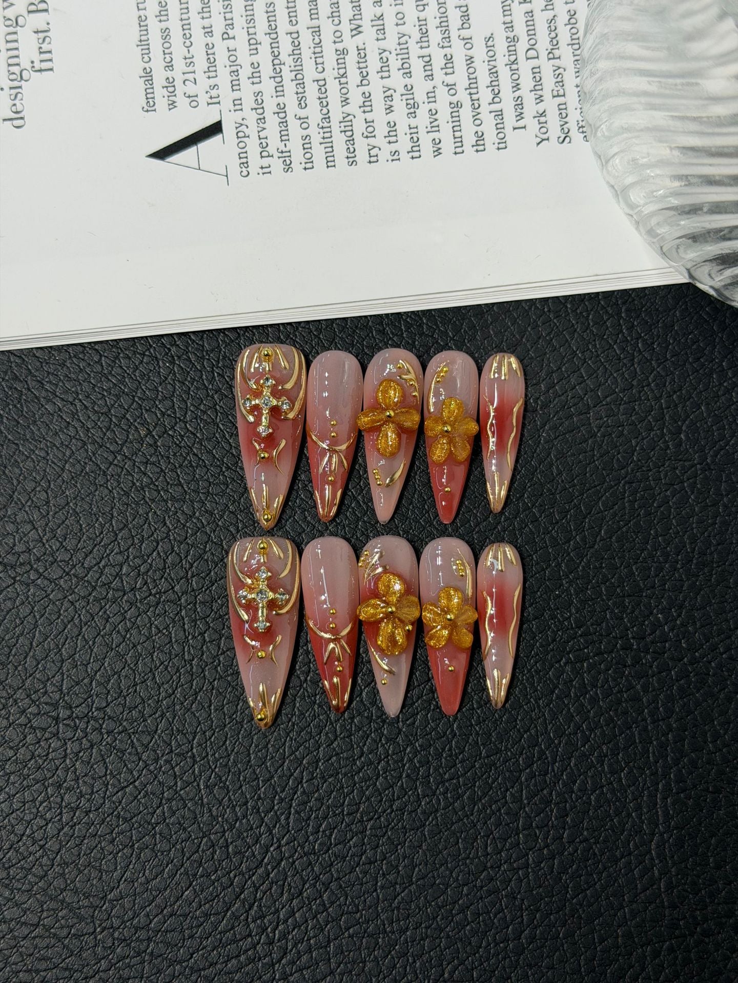 365nails — Nectar doré : ongles press-on fait main, forme stiletto avec nid d'abeille 3D et cristaux