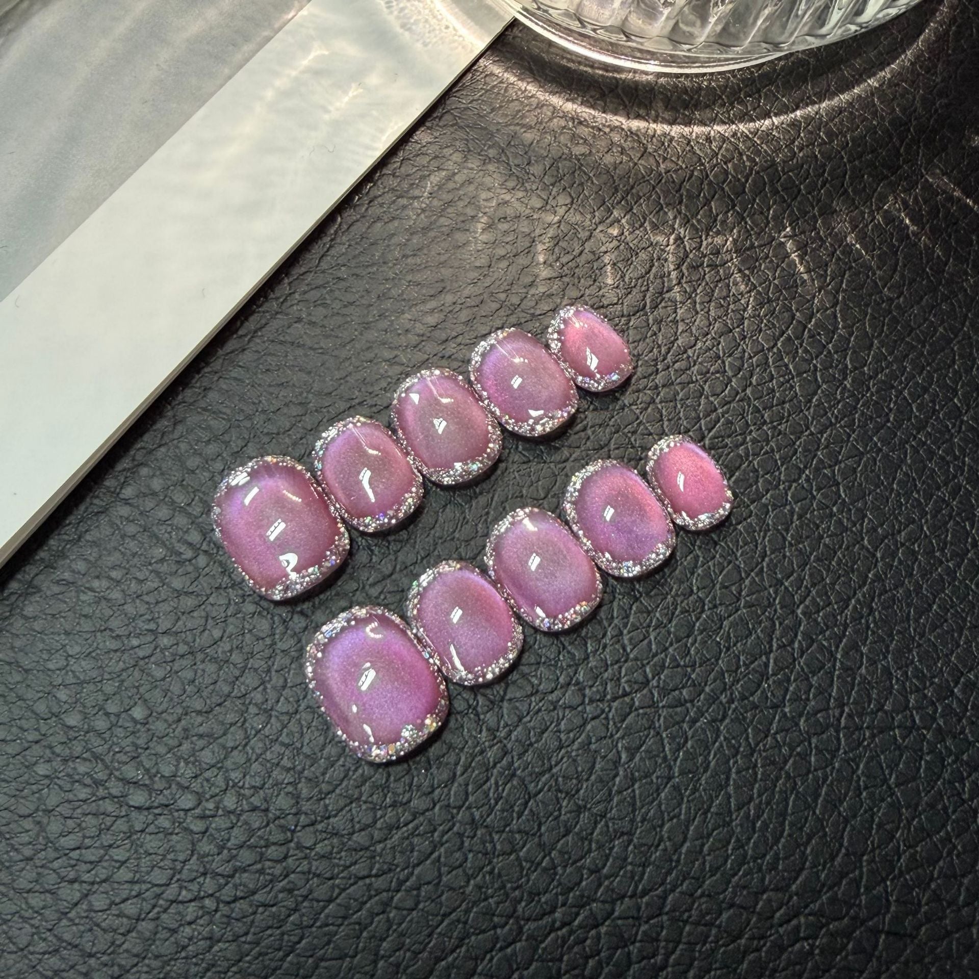 365nails : Éclat améthyste — ongles forme carrée fait main, effet œil-de-chat et strass