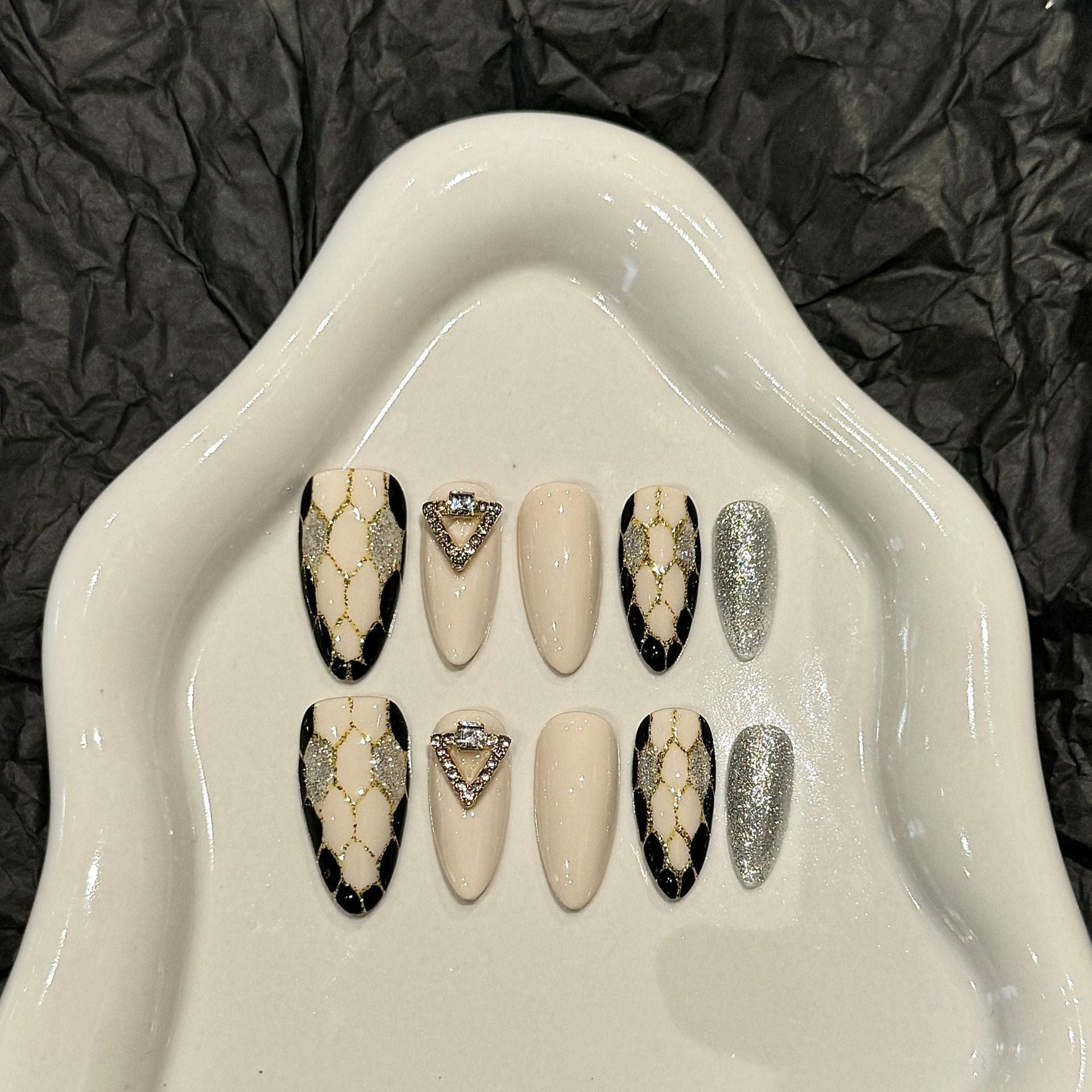 Unhas pintadas à mão estilo luxuoso com bola de diamantes pretos e brancos com padrão de cobra, estilo olho de gato cinza | 365nails