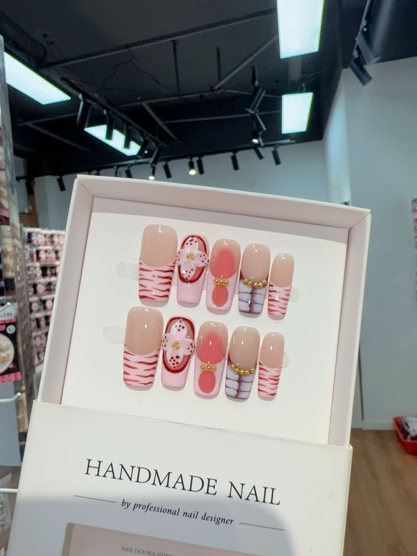 365nails: "Blush Doux" – Ongles press-on peints à la main, motifs floraux et rayures, faits main, mi-longs, forme carrée